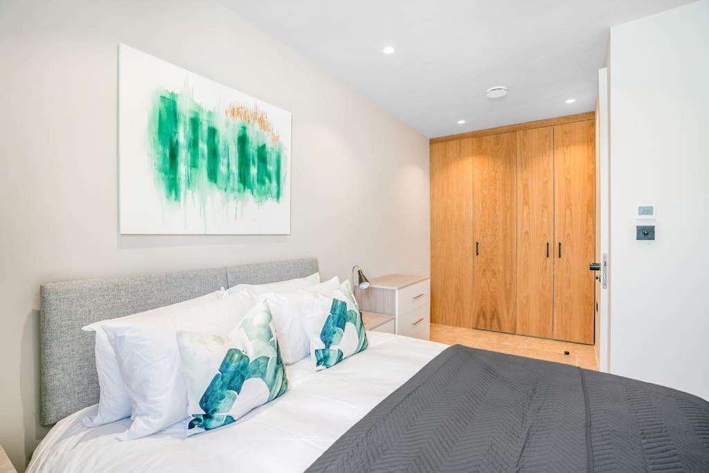 Tottenham- Exquisite 4-Bed Retreat With Ping Pong And Pool - Sleeps 7, Free Parking, Contractors & Long Stays Welcome ロンドン エクステリア 写真