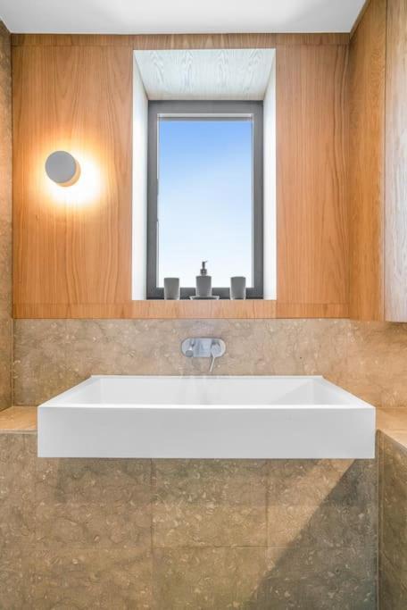 Tottenham- Exquisite 4-Bed Retreat With Ping Pong And Pool - Sleeps 7, Free Parking, Contractors & Long Stays Welcome ロンドン エクステリア 写真