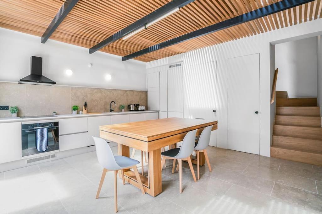 Tottenham- Exquisite 4-Bed Retreat With Ping Pong And Pool - Sleeps 7, Free Parking, Contractors & Long Stays Welcome ロンドン エクステリア 写真